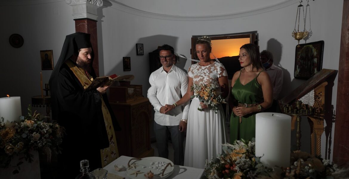 Wedding held in Mykonos amid Covid-19 pandemic