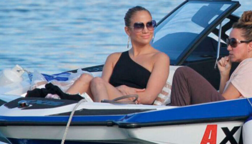  Jennifer Lopez secretly holidays in Crete
