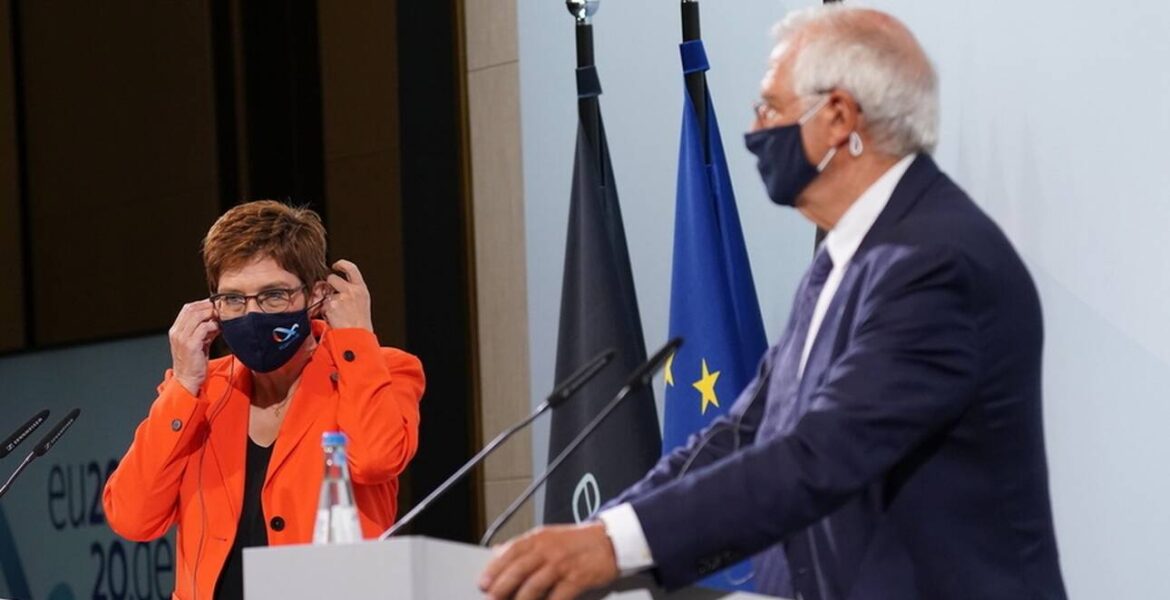 EU top diplomat & German Minister exchange regarding Greece-Turkey caught on open microphone