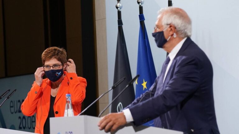 EU top diplomat & German Minister exchange regarding Greece-Turkey caught on open microphone