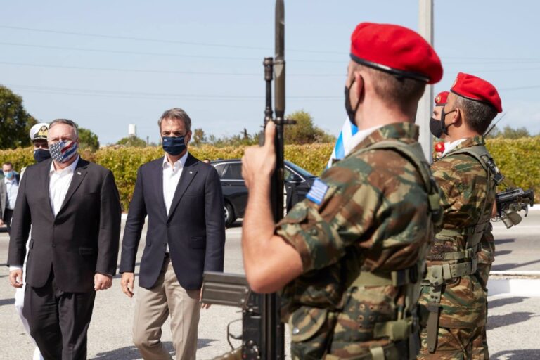 Mitsotakis to Pompeo in Souda: Greek and American aircraft will always fly above Crete