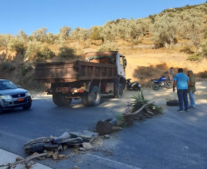 Fed up Moria locals block road to prevent reconstruction of migrant camp (VIDEO) 4