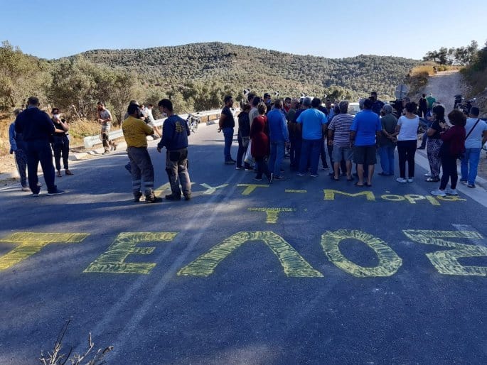 Fed up Moria locals block road to prevent reconstruction of migrant camp (VIDEO) 5