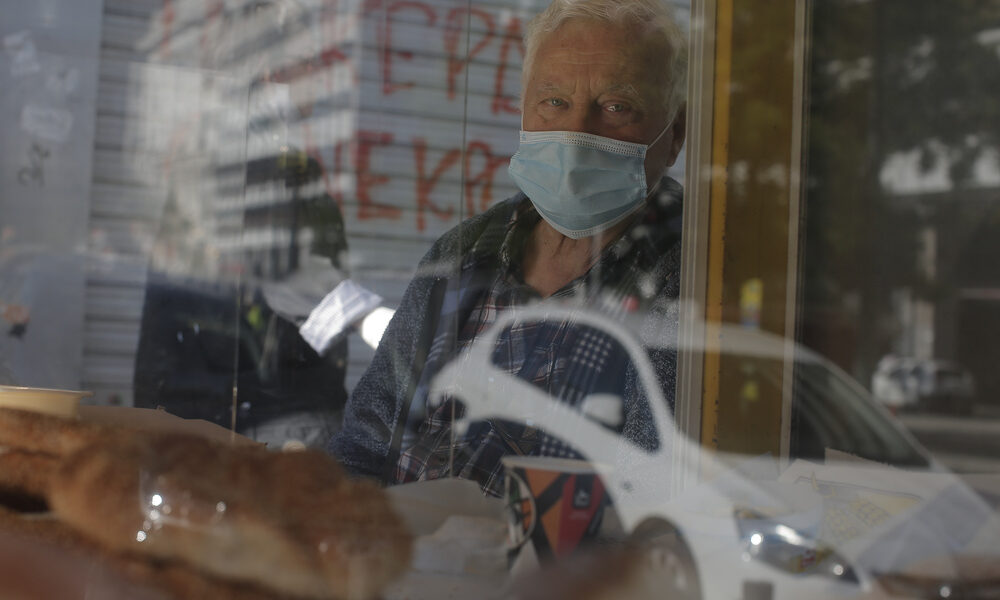 Infectious diseases expert warns Greece is "just one step before a lockdown"