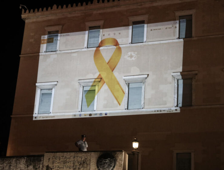 Large yellow ribbon lit up on the Hellenic Parliament raises childhood cancer awareness