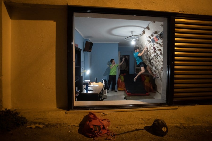 Ο Έλληνας ορειβάτης υπερέχει στο σπίτι ενώ βρίσκεται σε κλειδαριά