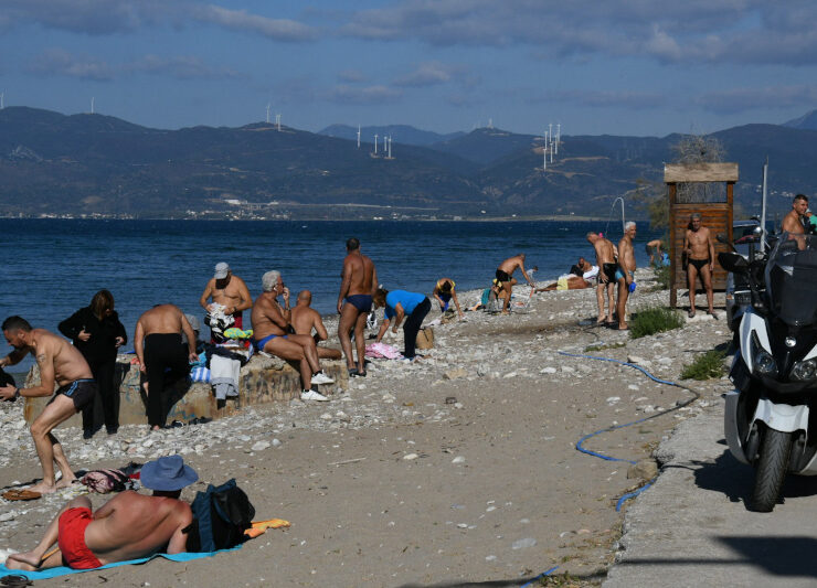 Beach in Patras packed during coronavirus lockdown