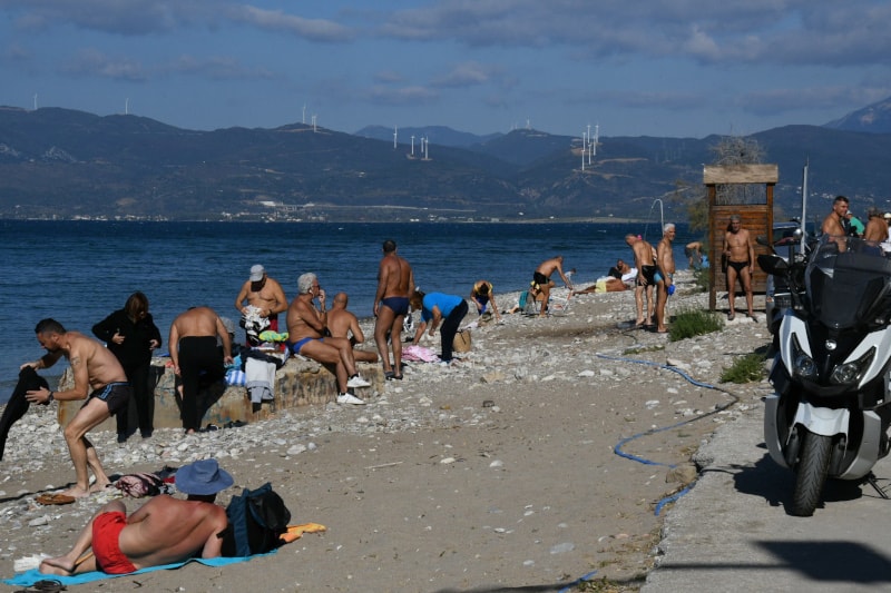 Beach in Patras packed during coronavirus lockdown