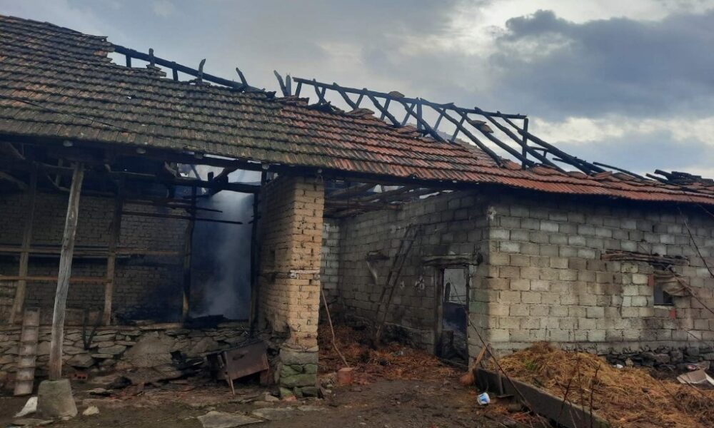 albanians burn barn in Kosovo