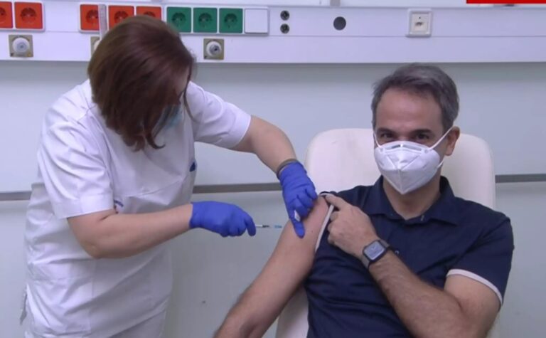 Prime Minister among the first to receive COVID-19 vaccine in Greece (VIDEO)