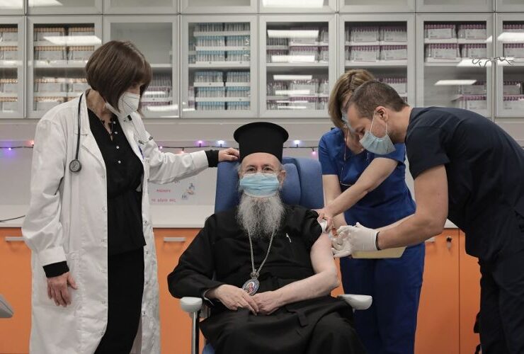 Metropolitan of Nafpaktos receives coronavirus vaccine