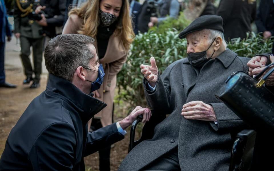 Athens Mayor Bakoyannis meets with 93-year-old Holocaust survivor Isaak Mizan