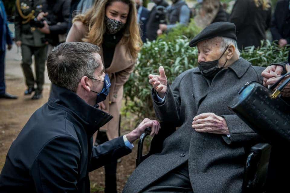 Athens Mayor Bakoyannis meets with 93-year-old Holocaust survivor Isaak Mizan