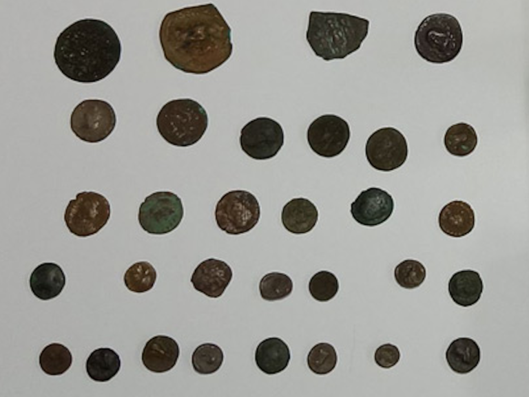 Man arrested in Piraeus for possession of ancient coins