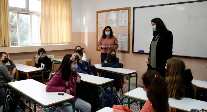 Kindergartens and primary schools reopen in Greece