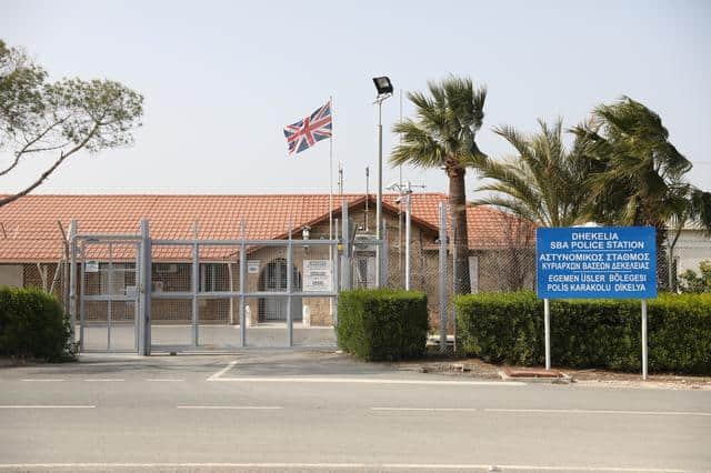 Βρετανική κινητικότητα στην Κύπρο: “Στόχος είναι να εξασφαλίσει τα ενδιαφέροντά της και τις στρατιωτικές βάσεις της στο νησί”