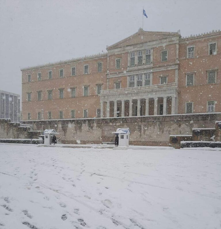 Snowfall in the regions of Attica, Evia, Cyclades and Crete to continue until Wednesday morning
