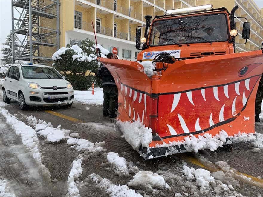 Municipality of Athens crew clear snowy roads