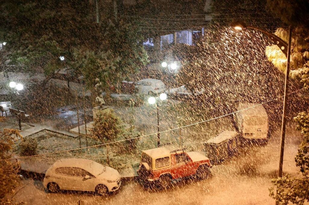 Η Αθήνα μετατρέπεται σε μια σκηνή σφαίρας χιονιού (φωτογραφίες) 17