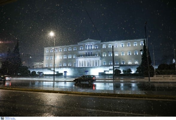 Η Αθήνα μετατρέπεται σε σφαίρα χιονιού (φωτογραφίες) 14