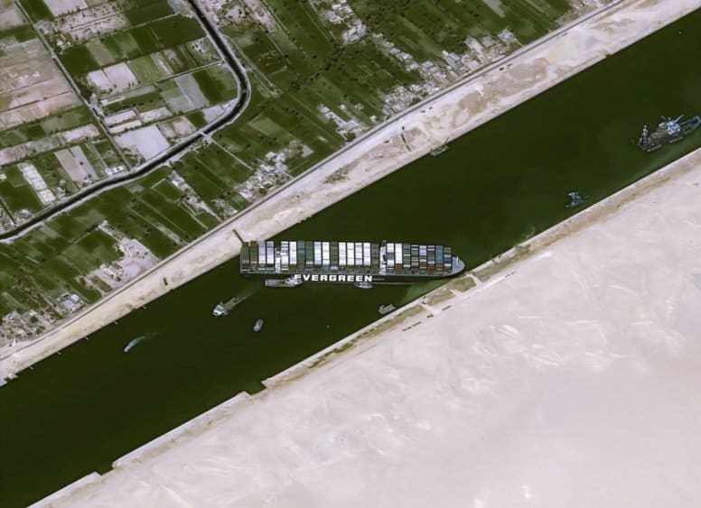 16 Greek ships caught up in Suez Canal 2