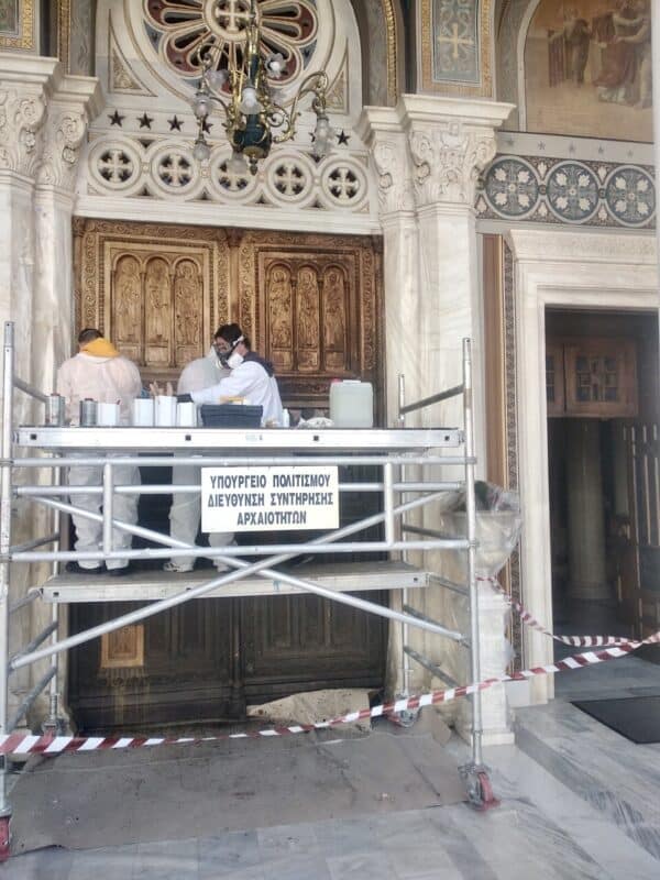 Αποκατάσταση της πόρτας στον Μητροπολιτικό Καθεδρικό Ναό της Αθήνας
