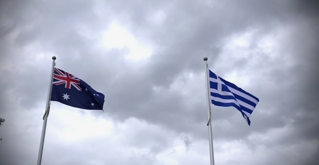 Ελληνικές σημαίες που φέρουν γύρω από την Καμπέρα