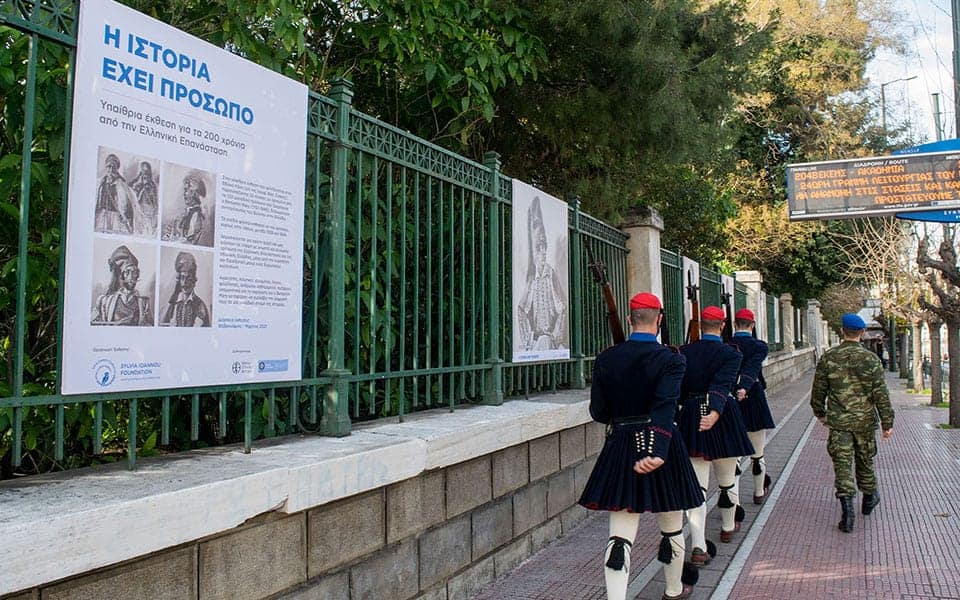 Οι φωτογραφίες των ηρώων της επανάστασης του 1821 στολίζουν τον κεντρικό δρόμο της Αθήνας.
