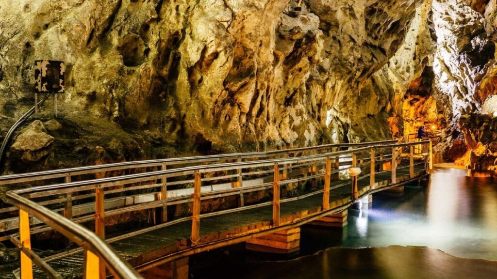 Σπηλιές στο σπήλαιο του Limon, Ελλάδα