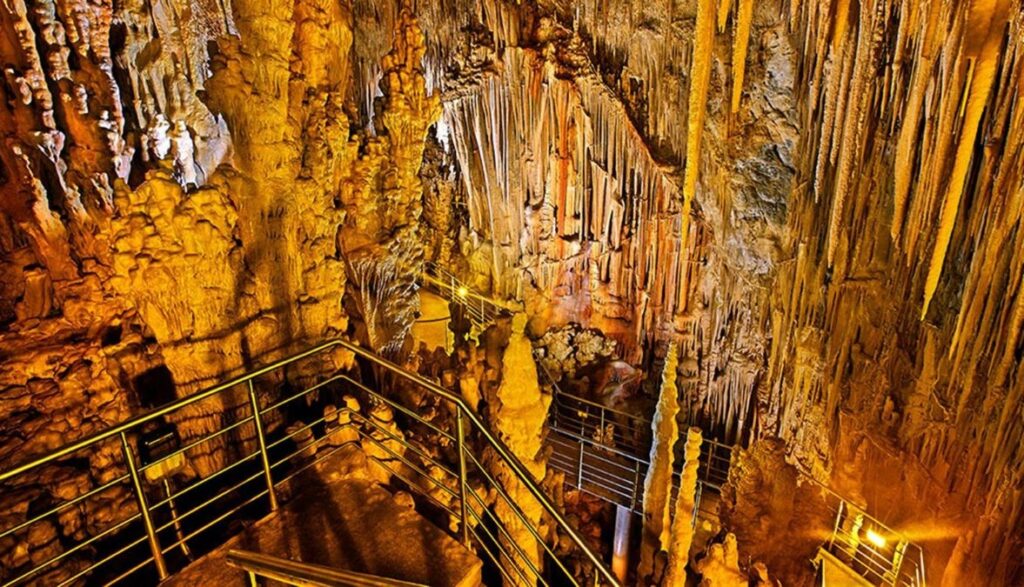 Σπήλαια στην Καστανιά Σπήλαιο, Ελλάδα