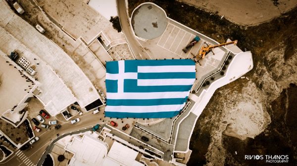 Wind prevents the largest Greek flag from being raised in Santorini