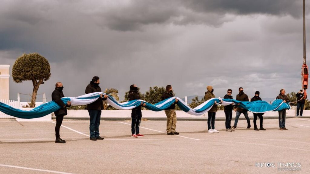 Wind prevents the largest Greek flag from being raised in Santorini 