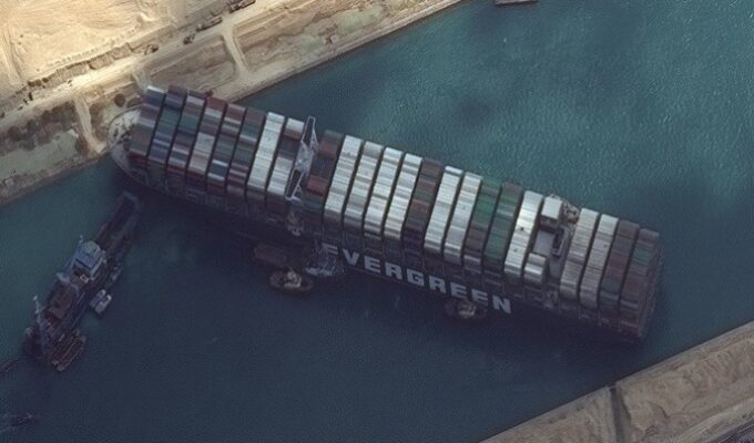 16 Greek ships caught up in Suez Canal 1