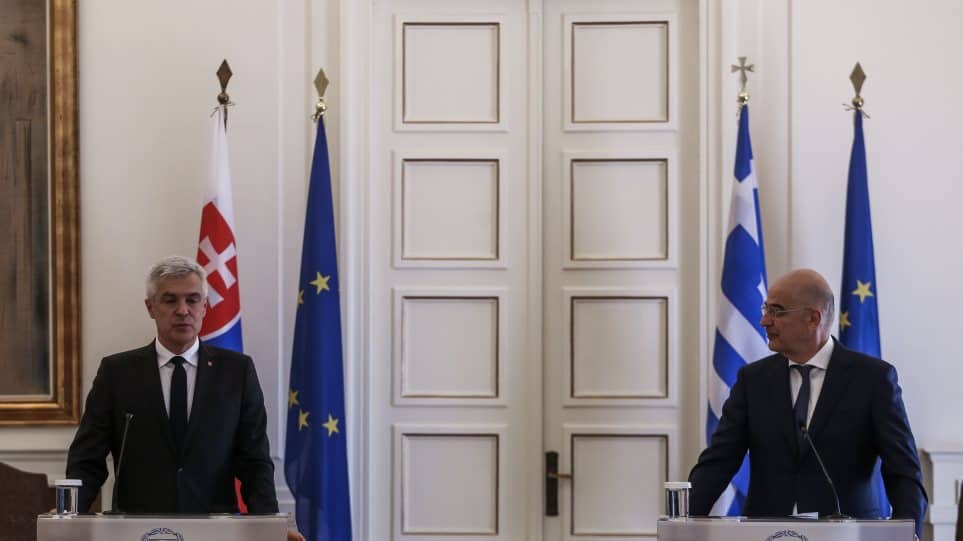 Greek Foreign Minister Nikos Dendias with his Slovak counterpart Ivan Korčok on April 21, 2021 in Athens.