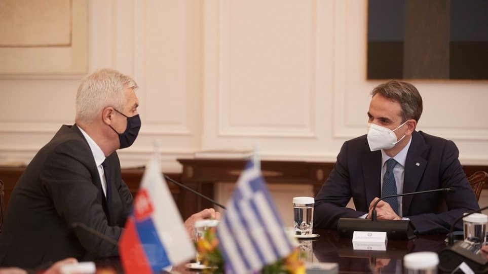 Prime Minister Kyriakos Mitsotakis with Slovakian Foreign Minister Ivan Korčok on April 21, 2021 in Athens.