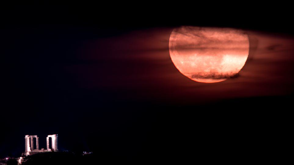Spectacular photos of the 'pink' supermoon