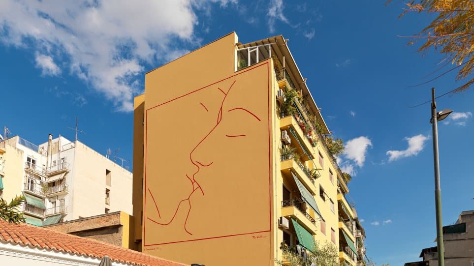 "The Kiss" mural beautifies Avdi Square, Athens 