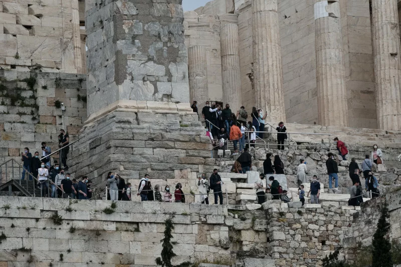 Οι τουρίστες περιμένουν σε μεγάλες ουρές για να επισκεφθούν την Ακρόπολη την Ημέρα της Παγκόσμιας Κληρονομιάς