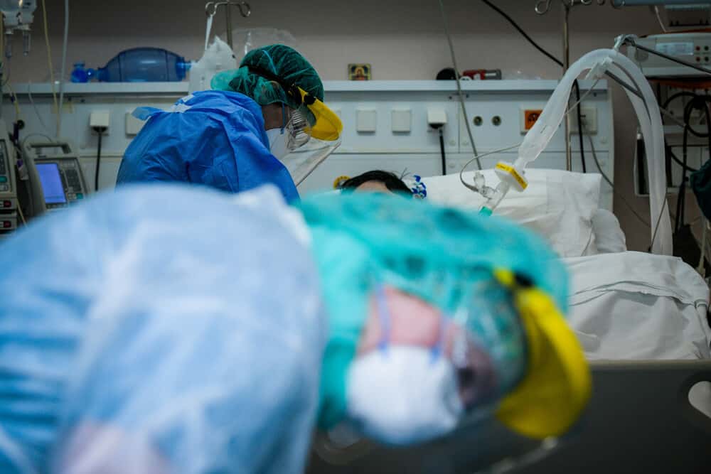 Coronavirus patient dies in hospital after roommate unplugs ventilator