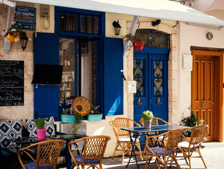 Restaurants, bars and cafes in Greece to reopen after Easter