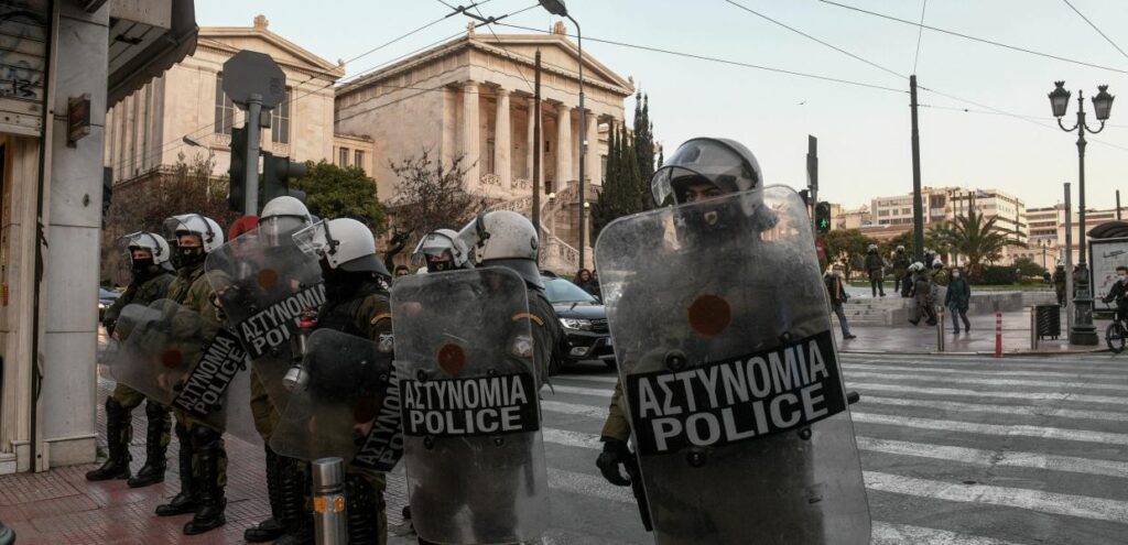 Police in Greece set to wear ID badges