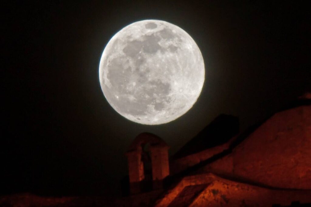 Spectacular photos of the 'pink' supermoon