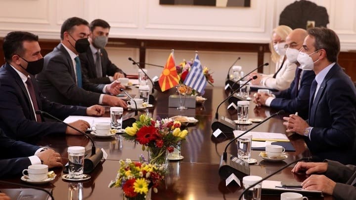 Prime Minister Kyriakos Mitsotakis with his North Macedonian counterpart Zoran Zaev on May 13, 2021.