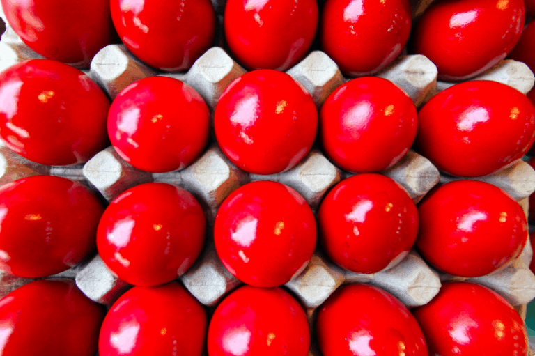 Τσουγκρίσματα κόκκινα αυγά