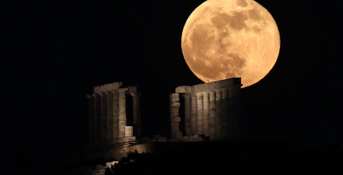 Incredible images of the ‘Super Blood Moon’ in Greece's night sky