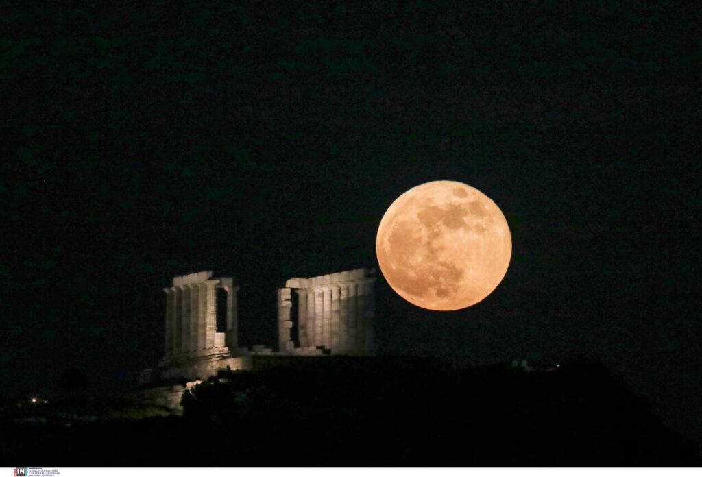 Incredible images of the ‘Super Blood Moon’ in Greece's night sky