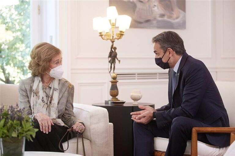 Mitsotakis meets with Greek-born Queen Sofía of Spain (PHOTOS)