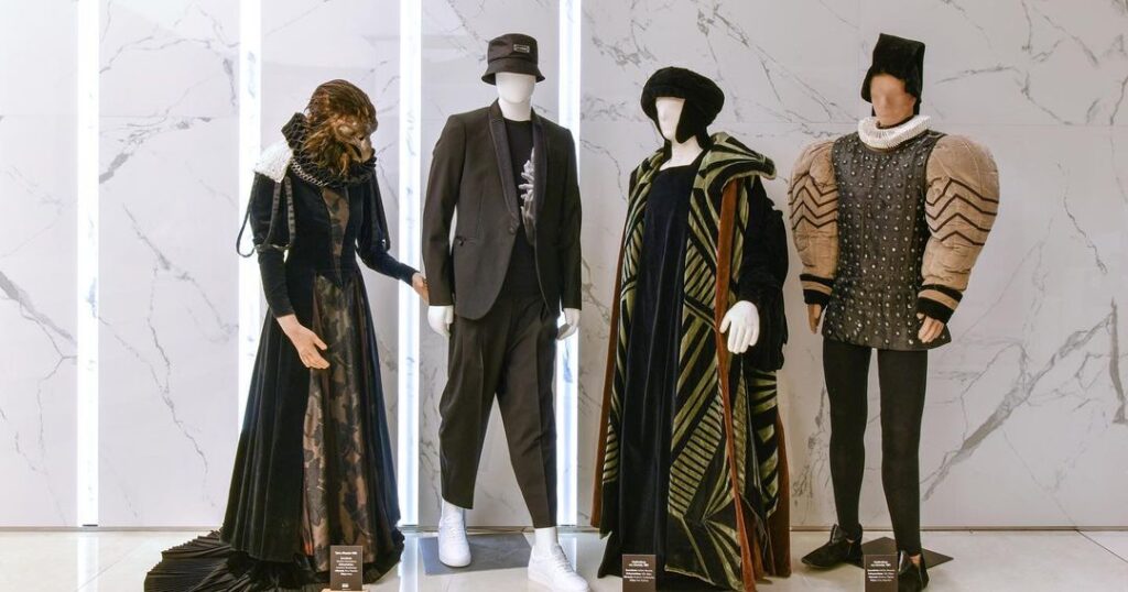 Παράθυρο καταστημάτων ρούχων Αττικής με φορεσιά από το Εθνικό Θέατρο της Ελλάδας