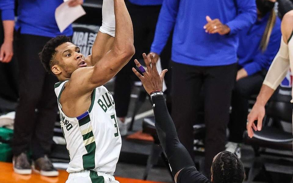 NBA: Milwaukee Bucks beat the Phoenix Suns, taking a 3-2 lead in the NBA Finals and one win away from their first championship in fifty years 1