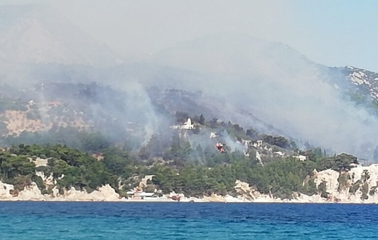 Fire rages on Aegean island of Samos for second day